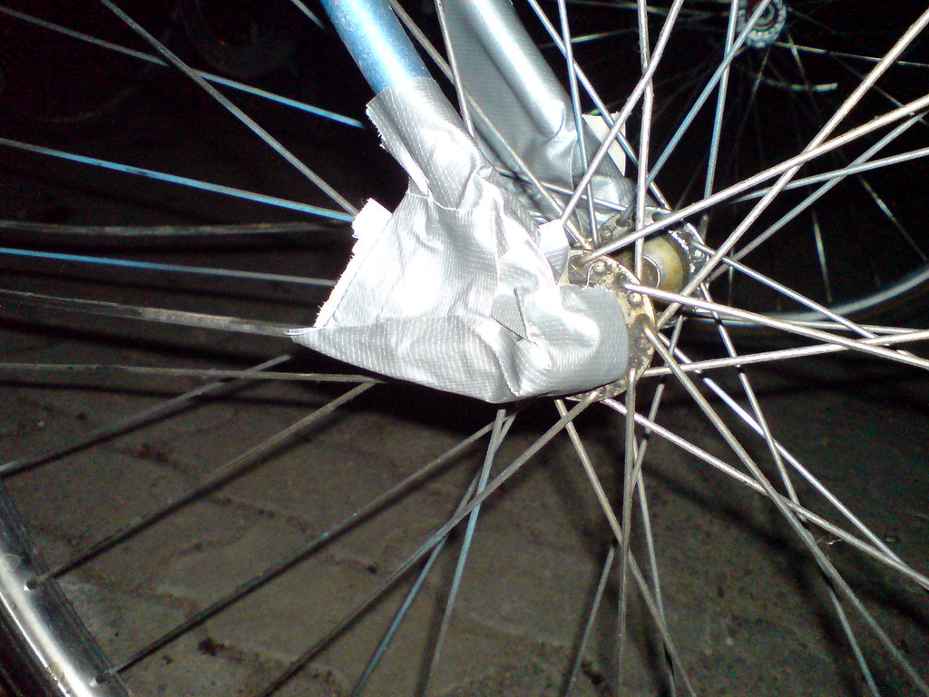 Vélo sur pied d'atelier pendant un réglage à Dijon